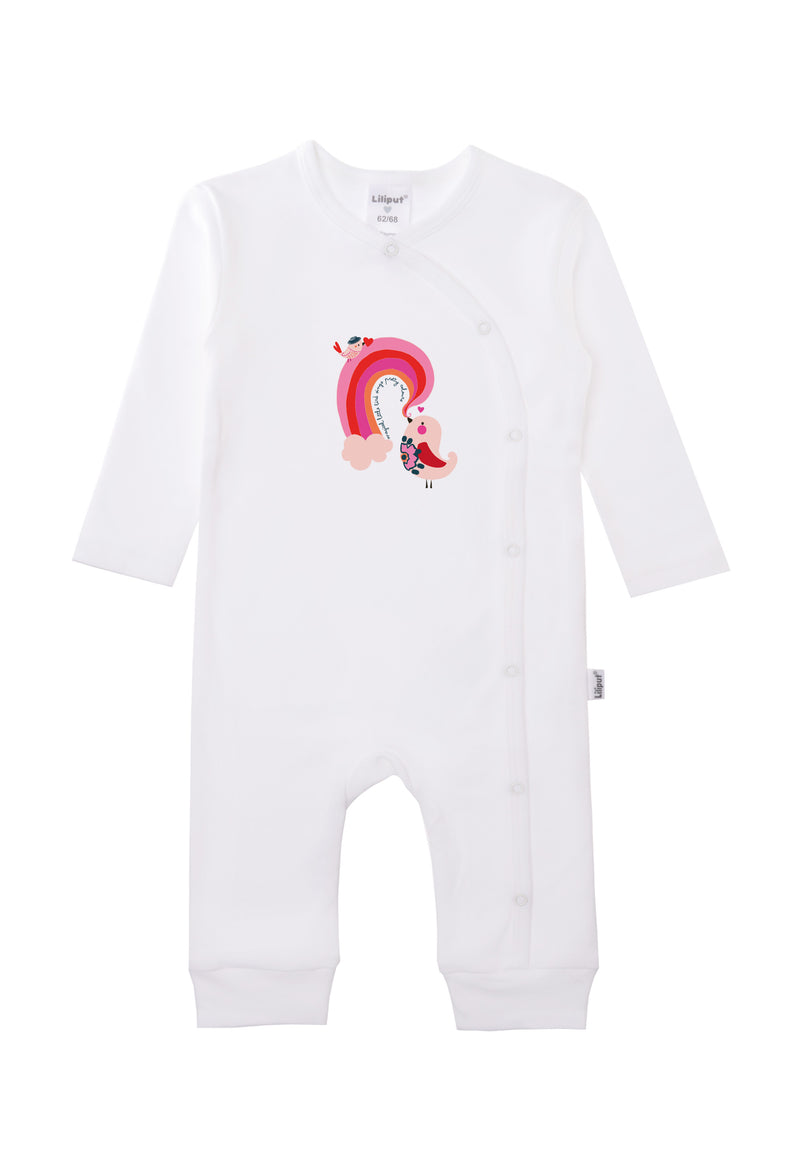 Weißer Overall in Bio Baumwoll Qualität mit schräger Druckknopfleiste und buntem Print auf der Vorderseite.