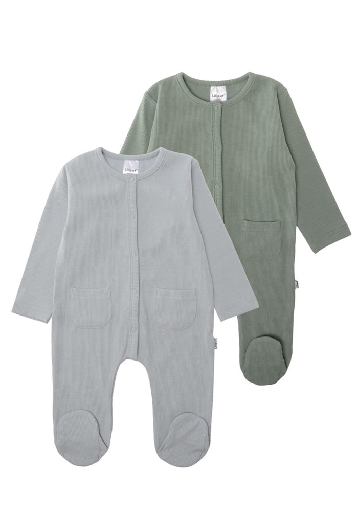 Doppelpack Overalls mit Fuß in den Farben schilf und blau, mit aufgesetzten Taschen und Druckknopfleiste.