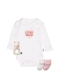 4-teiliges Set bestehend aus Amineckbody mit Print "little darling", Beißring Hase und Doppelpack Socken in weiß und rosa.