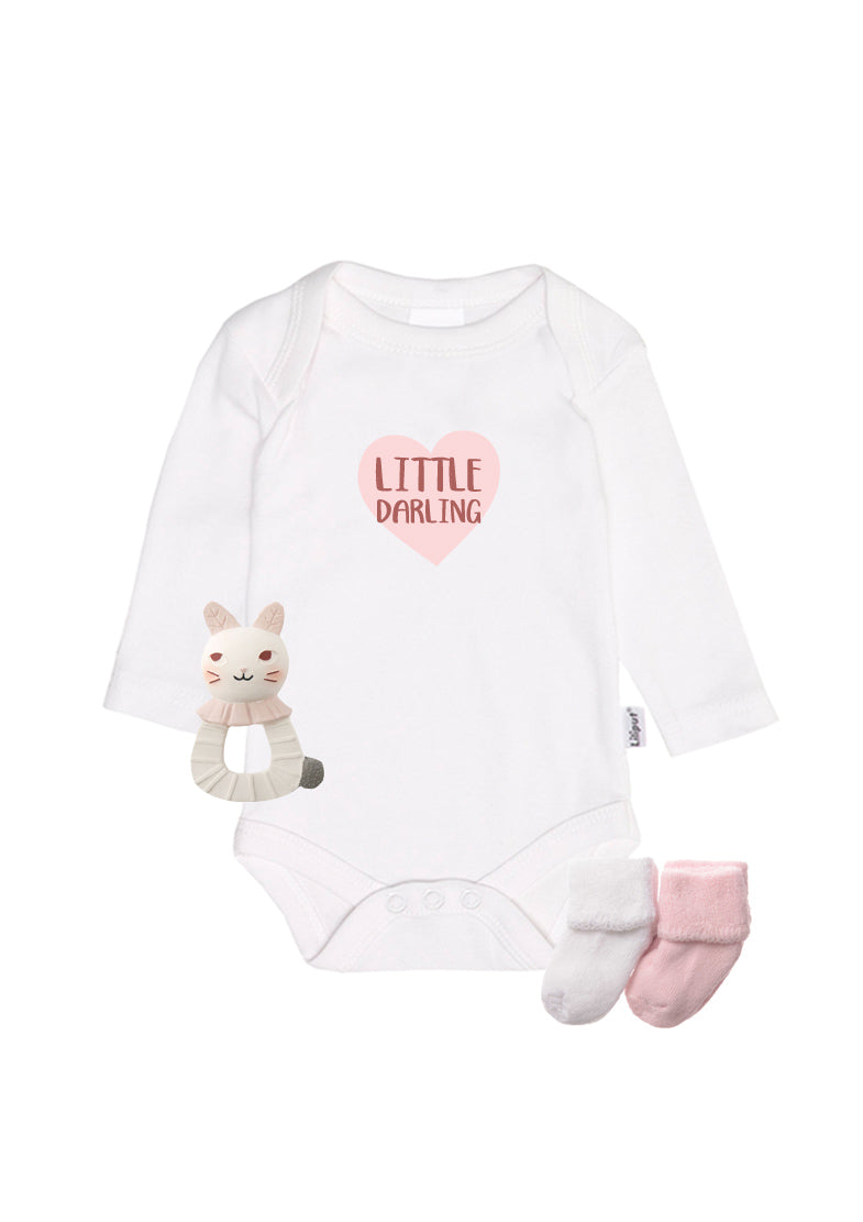 4-teiliges Set bestehend aus Amineckbody mit Print "little darling", Beißring Hase und Doppelpack Socken in weiß und rosa.