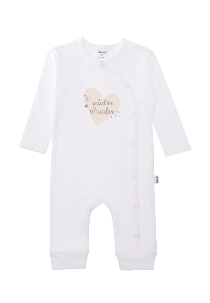 Weißer Overall mit dezentem Herzdruck und Wording "geliebtes Wunder".