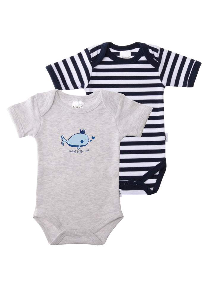 Doppelpack Kurzarmbodies in grau melange mit Walmotiv und marine weiß-gestreiftem Kurzarmbody.