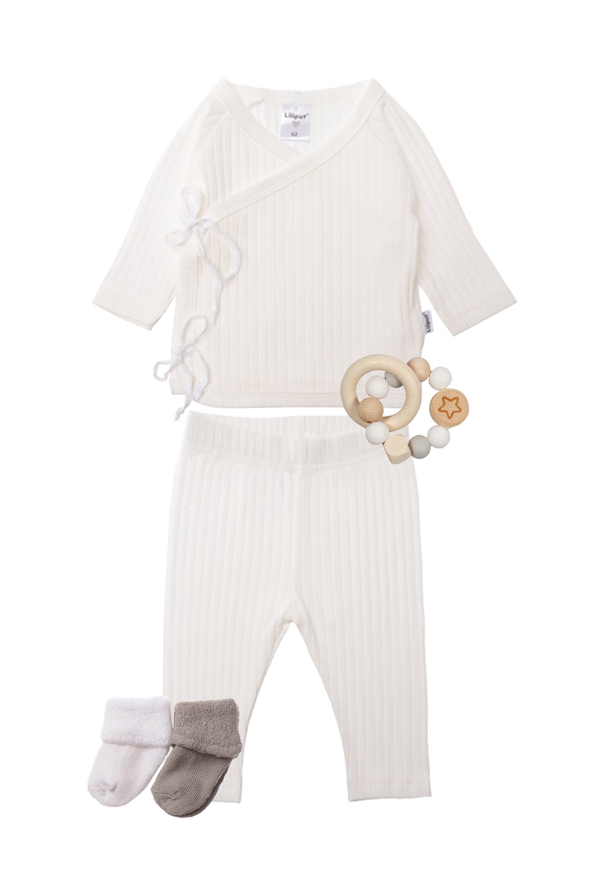 5 teiliges Set bestehend aus Wickeljacke und passender hose in weiß mit 2 paar Socken und einem niedlichen Greifring von Goki.