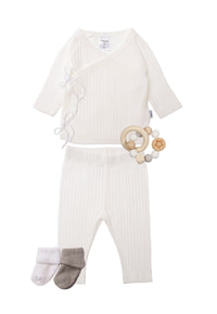 5 teiliges Set bestehend aus Wickeljacke und passender hose in weiß mit 2 paar Socken und einem niedlichen Greifring von Goki.