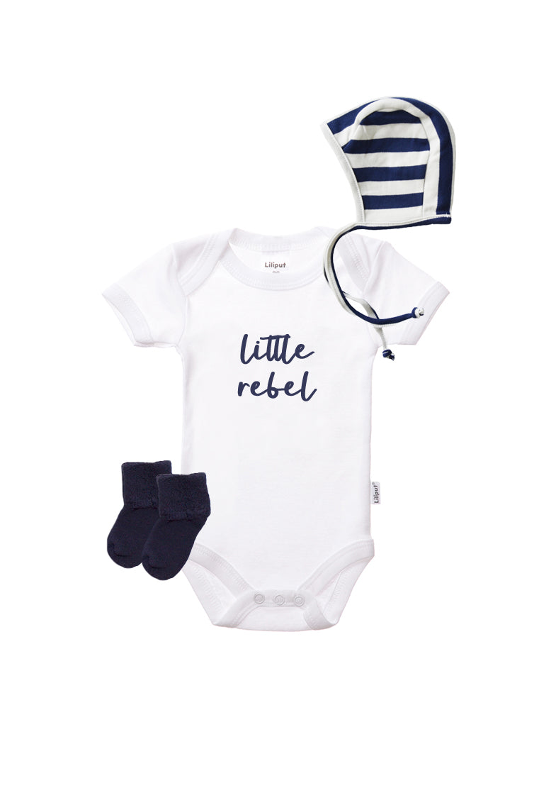 3-teiliges Geschenkset bestehend aus Kurzarmbody in weiß mit Print, Bindemütze und Söckchen.