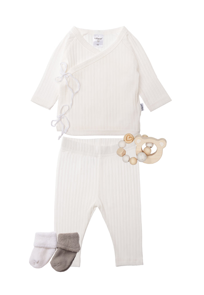 5-teiliges Babyset mit Wickeljacke und passender Hose in ecru. 2x Socken und der niedliche Greifring mit Holz und Silikonperlen ist ebenfalls im Set. Ein wunderschönes Geschenk zur Geburt.