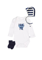 3-teiliges Geschenkset bestehend aus Langarmbody in weiß mit Frontprint "hug me", einer Bindemütze und passenden Socken in marine.