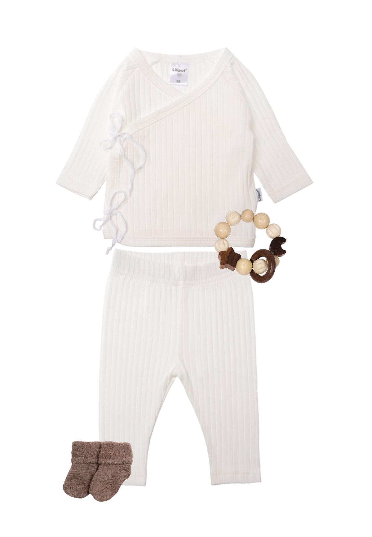 5-teiliges Babyset aus Wickeljacke mit Bindeband, passender Leggings, zwei Paar Socken in braun und einem hochwertig verarbeiteten Greifring von Goki.