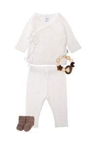 5-teiliges Babyset aus Wickeljacke mit Bindeband, passender Leggings, zwei Paar Socken in braun und einem hochwertig verarbeiteten Greifring von Goki.