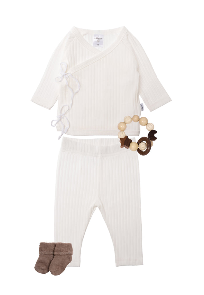 5-teiliges Babyset aus Wickeljacke mit Bindeband, passender Leggings, zwei Paar Socken in braun und einem hochwertig verarbeiteten Greifring von Goki.