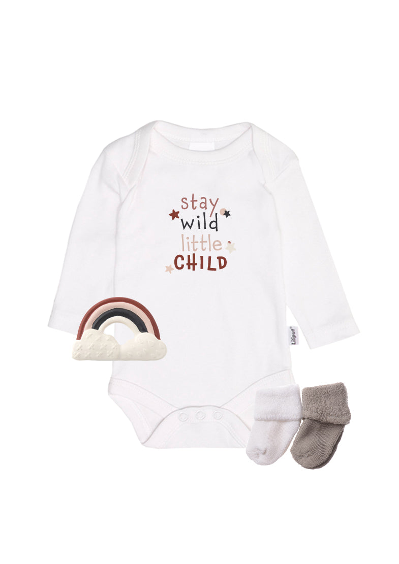 4-teiliges Set bestehend aus Amineckbody in weiß mit Print "stay wild little child", einem Regenbogen Beißring von Moulin Roty und einem Doppelpack Socken in weiß und grau.