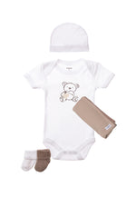 Baby Accessoire Set bestehend aus Kurzarmbody mit Print, Mütze, passenden Söckchen und einer Musselindecke in braun.