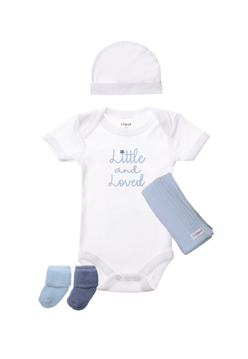 Babyset mit Kurzarm Body in weiß mit Print "little and loved", Umschlagmütze in weiß, 2 Paar Socken in zarten blau Farbtönen und einer Musselindecke in hellblau-