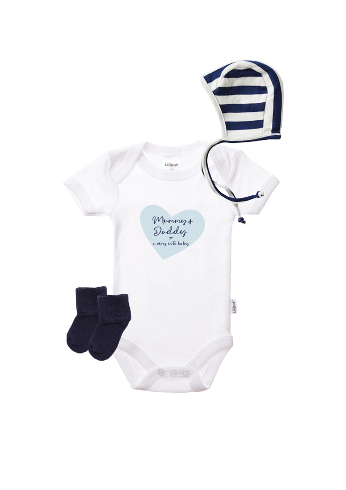 3-teiliges Geschenkset aus Kurzarmbody mit Print, Bindemütze und praktischen Söckchen.