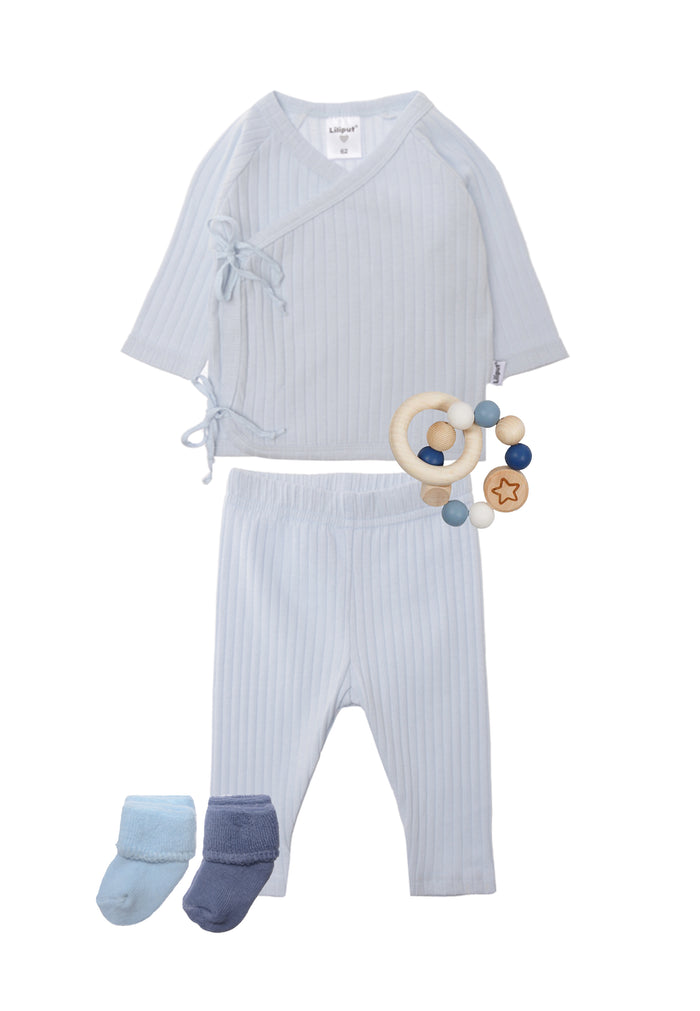 5-teiliges Set bestehend aus Wickeljacke und Hose in blau mit passenden Socken (2x) und einem wunderschönen Greifring von Goki in passendem Farbton blau.