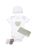 Baby Accessoire Set in weiß mit Kurzarmbody und Print "little wild child", einem passenden Musselintuch in schilf und Doppelpack Söckchen in weiß und grau. 
