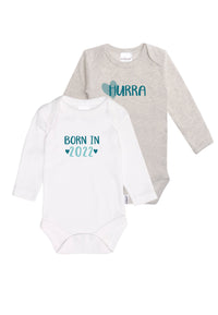 2er Pack Langarmbodies in grau und weiß mit den Prints "hurra" und "born in 2022".