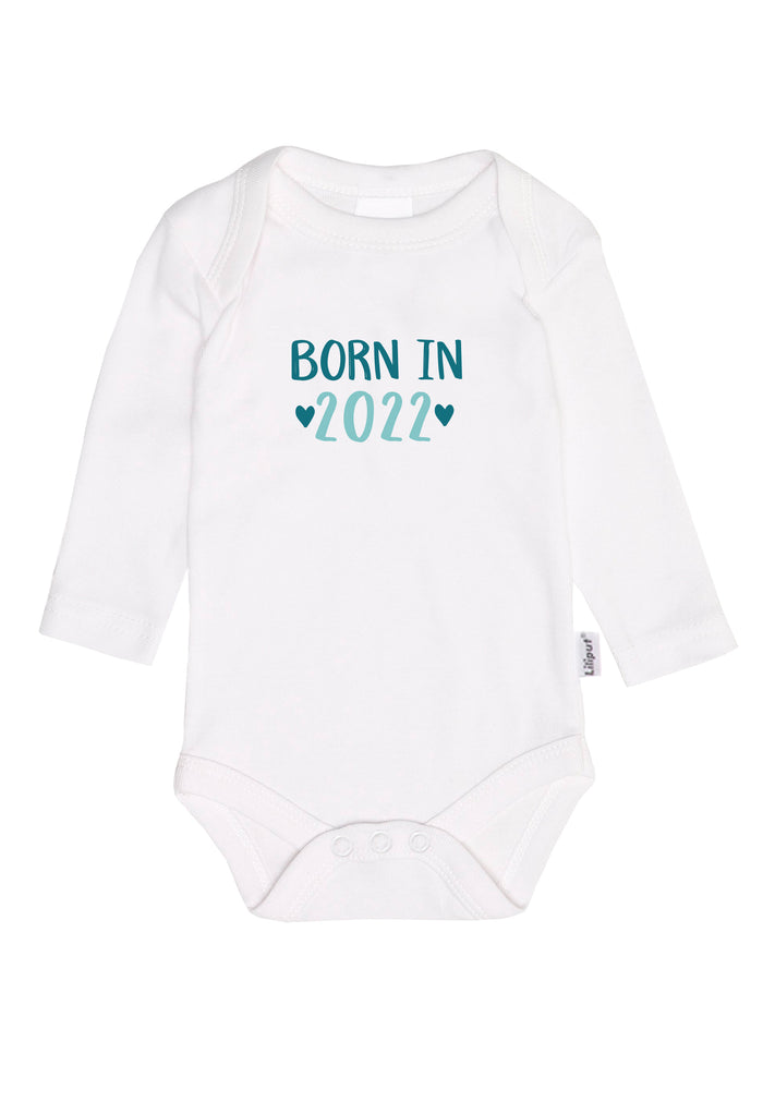 weißer Amineckbody mit Aufschrift "Born in 2022" in dunkelgrün.
