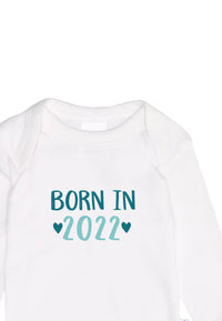 Body in weiß mit Rundhalsausschnitt und Aufdruck Born in 2022.