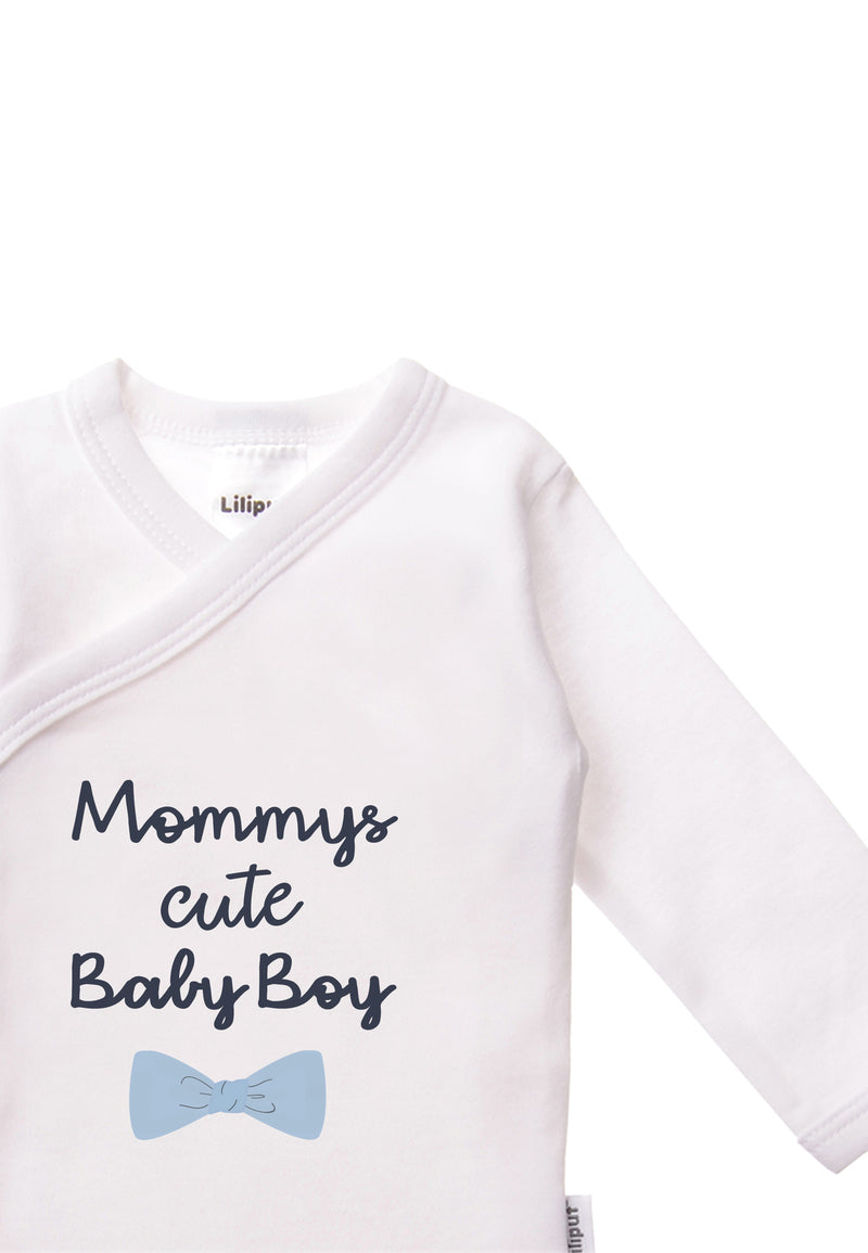 Detailansicht Print "Mommys cute Baby Boy" auf dem hochwertigen Baumwollbody.