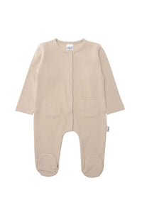 Overall in beige aus Rippenqualität in einem schönen beige Farbton. Mit praktischer Druckknopfleiste und aufgesetzten Taschen.