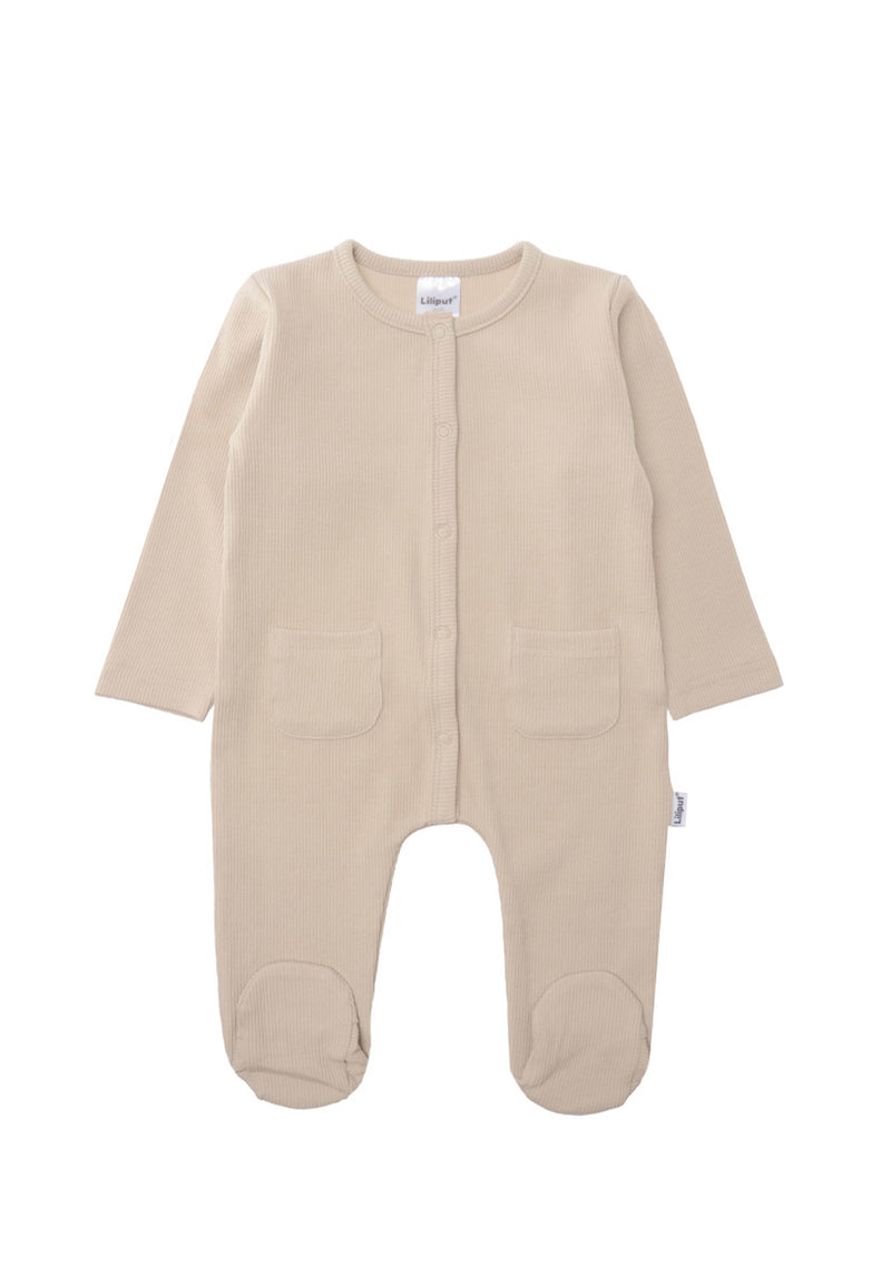 Overall in beige aus Rippenqualität in einem schönen beige Farbton. Mit praktischer Druckknopfleiste und aufgesetzten Taschen.