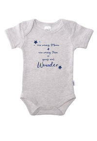 Kurzarmbody in grau melange mit niedlichem Frontprint "ein wenig Mama + ein wenig Papa = ganz viel Wunder".
