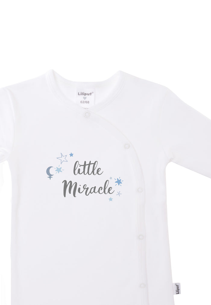 Detailaufnahme Ausschnitt Overall in weiß mit Wording "little miracle".