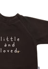 Detailaufnahme des Sweatshirts in braun mit Print "little and loved" und weichen Ribbündchen.