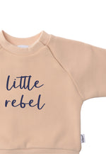 Detailfoto beiges Sweatshirt mit Print "little rebel" in navy.