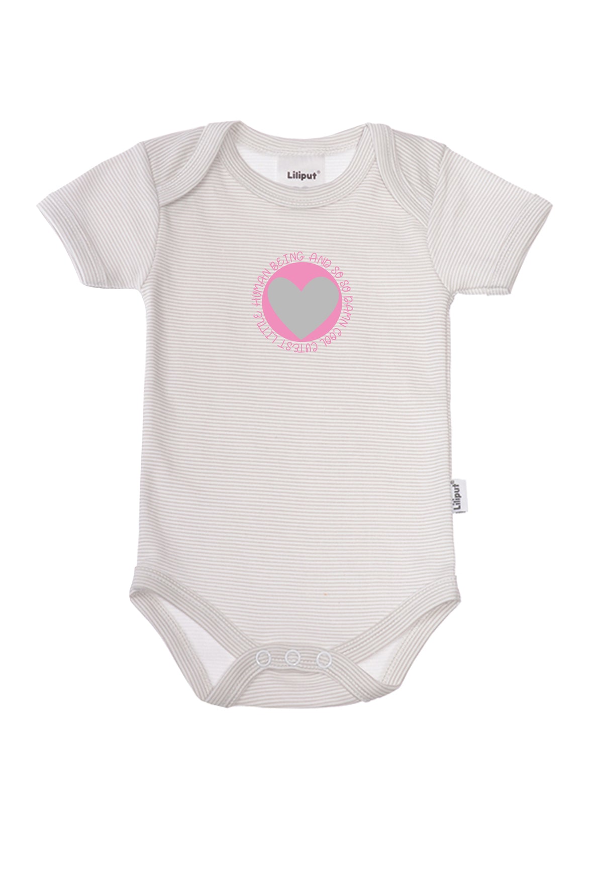 Vorderseite des grau gestreiften Kurzarmbodies mit Herzchenpatch in grau und pink.