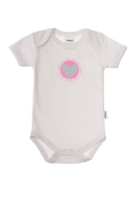 Vorderseite des grau gestreiften Kurzarmbodies mit Herzchenpatch in grau und pink.