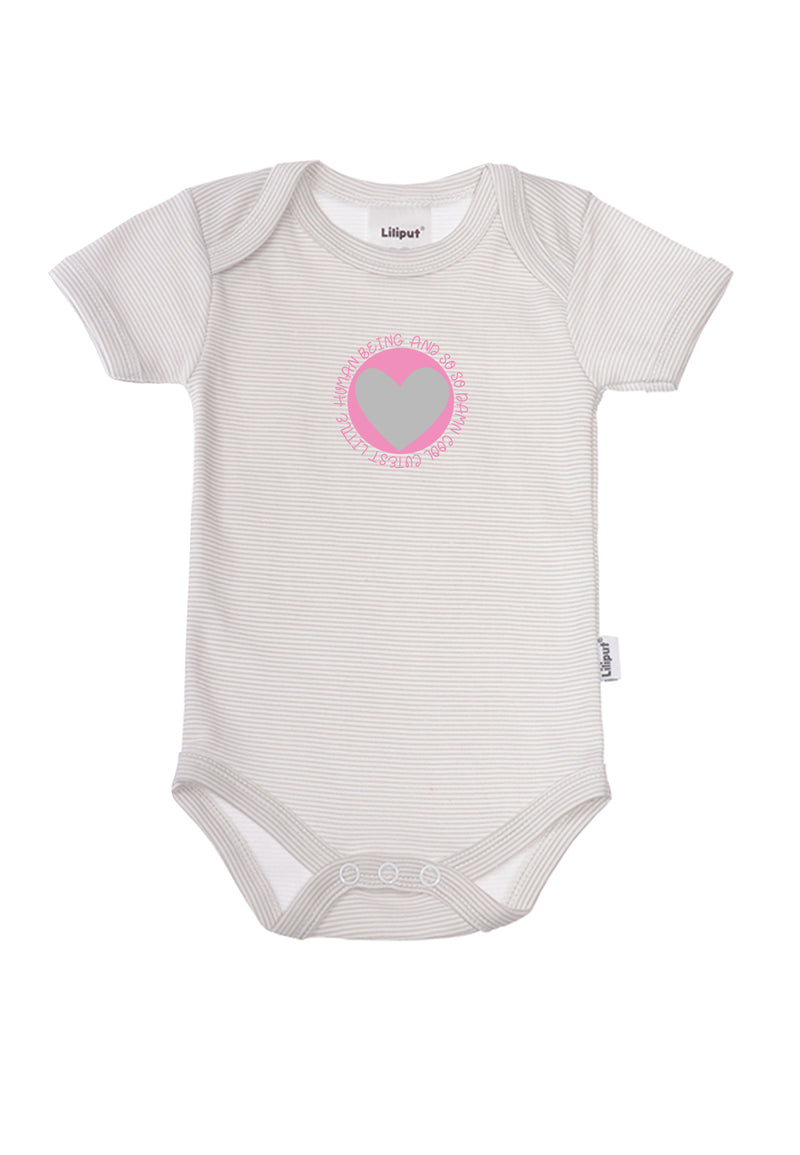 Vorderseite des grau gestreiften Kurzarmbodies mit Herzchenpatch in grau und pink.
