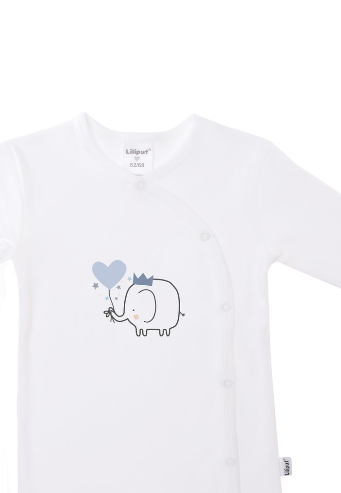 Detailaufnahme des weißen Overalls mit Druckknöpfen und süßem Elefanten Print.