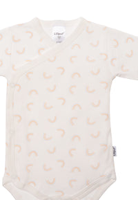 Detailansicht des Wickelbodies mit niedlichem Regenbogen Print