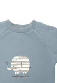 Detailaufnahme des Sweatshirts mit Print.