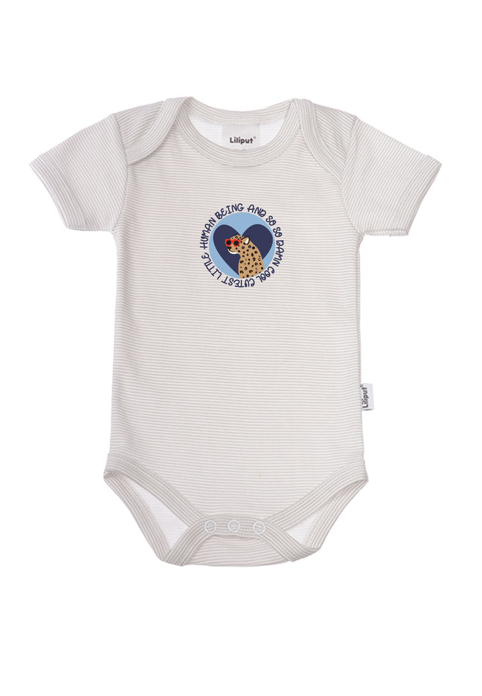 Kurzarmbody mit grauen Streifen und niedlichem Leoprint als Patch.