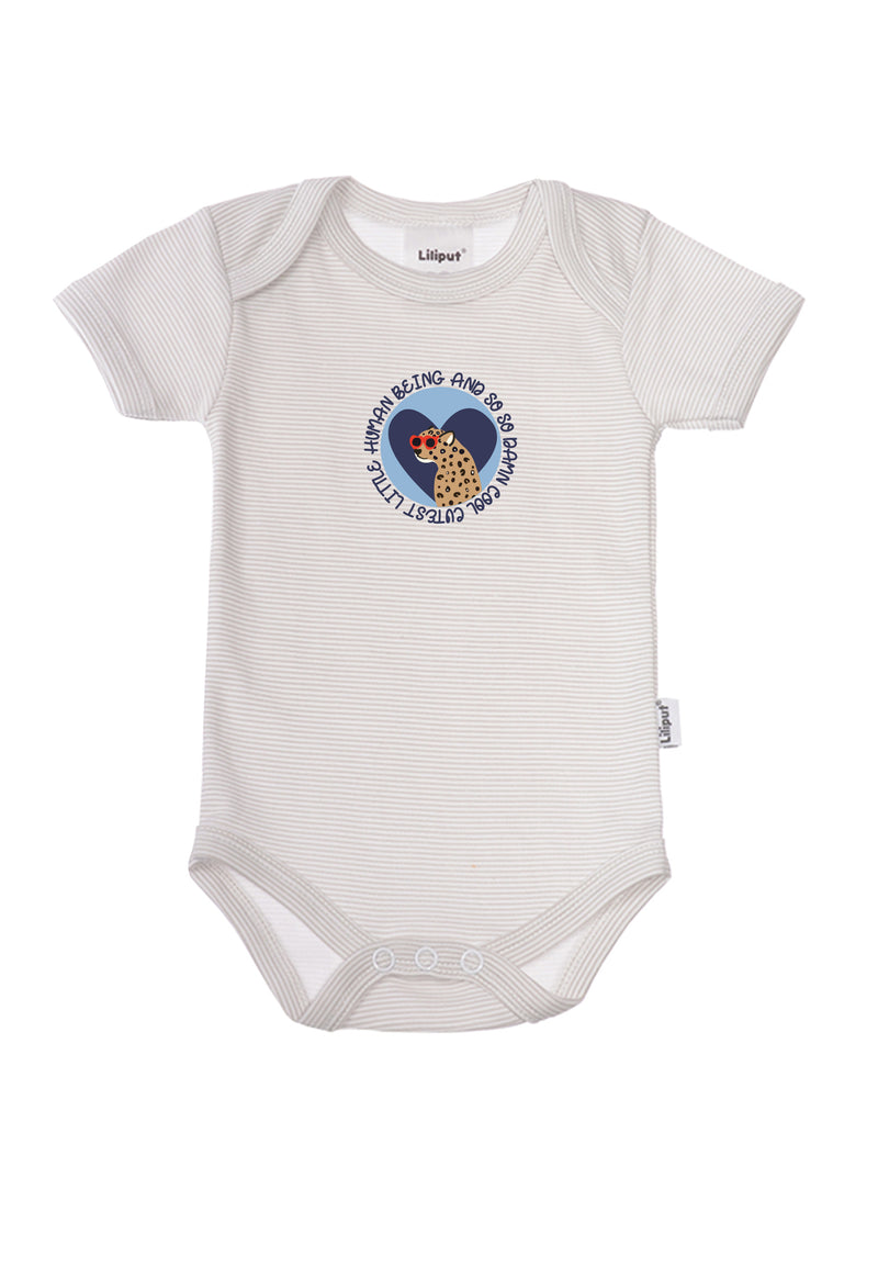 Kurzarmbody mit grauen Streifen und niedlichem Leoprint als Patch.