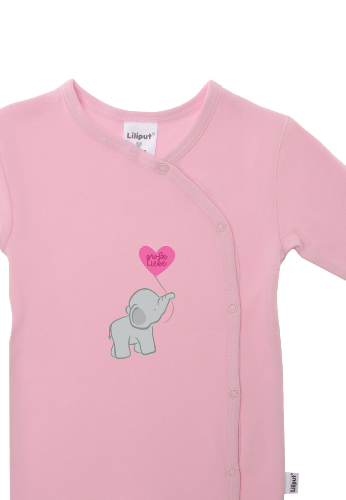 Ausschnitt des rosa Overalls in Bio Baumwoll Qualität