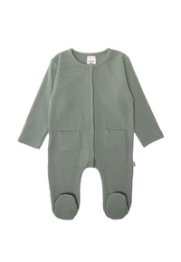 Overall mit Druckknopfleiste, aufgesetzten Taschen und Füßchen in der Farbe schilf.