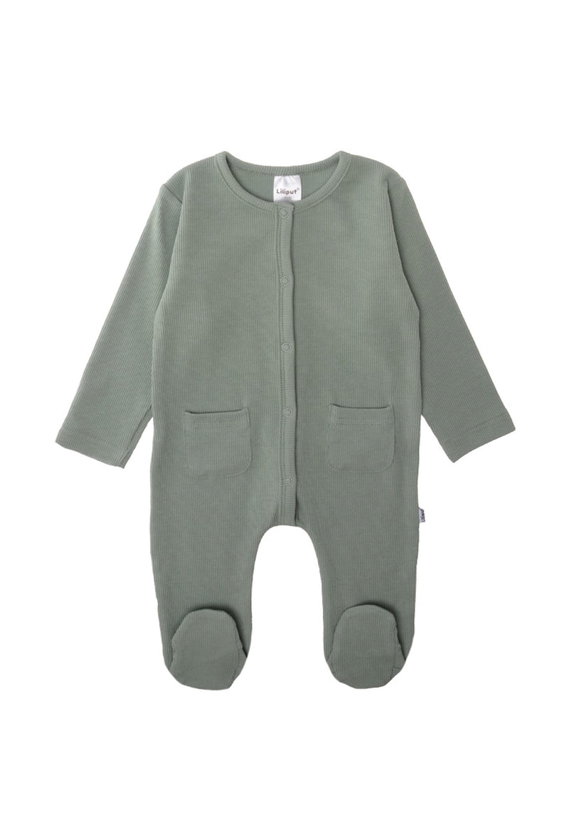 Overall mit Druckknopfleiste, aufgesetzten Taschen und Füßchen in der Farbe schilf.