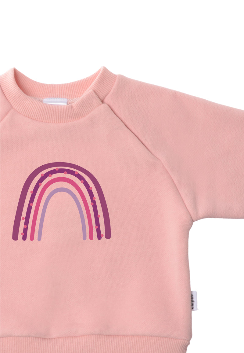 Detailaufnahme Halsausschnitt des rosa Sweatshirts mit pinkem Regenbogen Aufdruck.