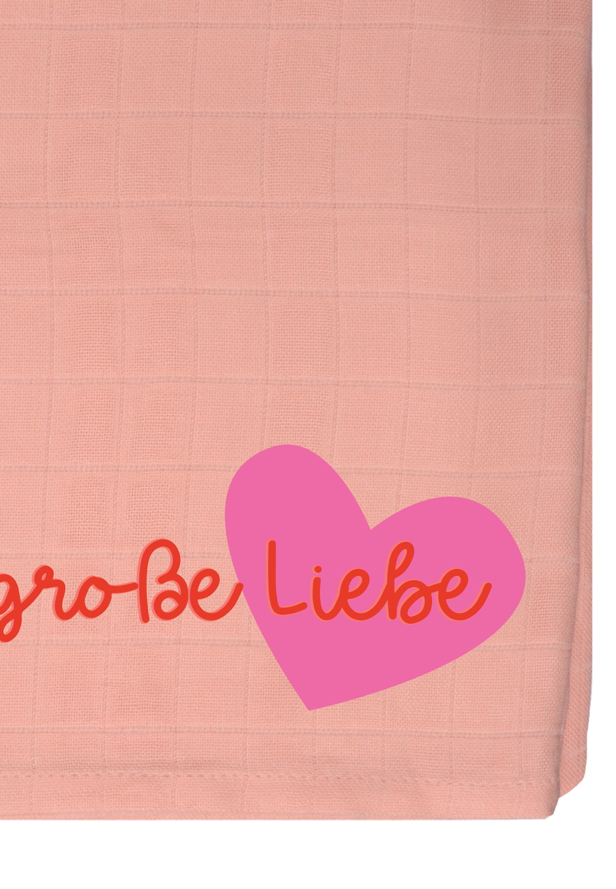 Detailaufnahme des Prints "große Liebe" auf dem Musselintuch aus Bambus Viskose und Baumwolle.
