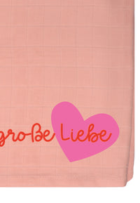 Detailaufnahme des Prints "große Liebe" auf dem Musselintuch aus Bambus Viskose und Baumwolle.