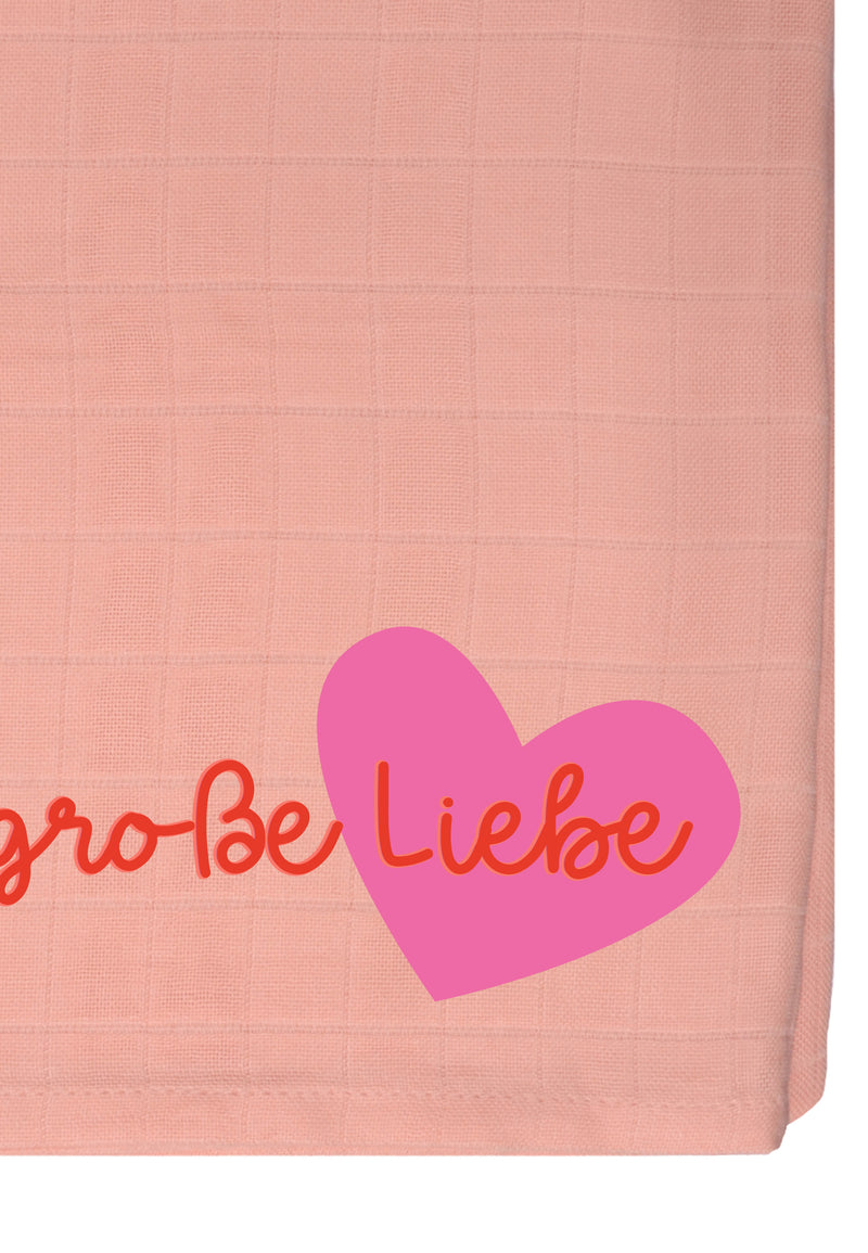 Detailaufnahme des Prints "große Liebe" auf dem Musselintuch aus Bambus Viskose und Baumwolle.