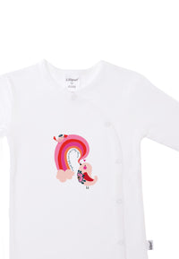 Detailaufnahme des weißen Overalls in Bio Baumwoll Qualität und buntem Print.