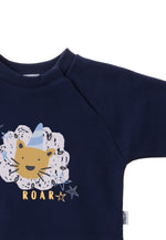 Detailfoto blaues Sweatshirt mit Raglanärmeln und Löwen Print