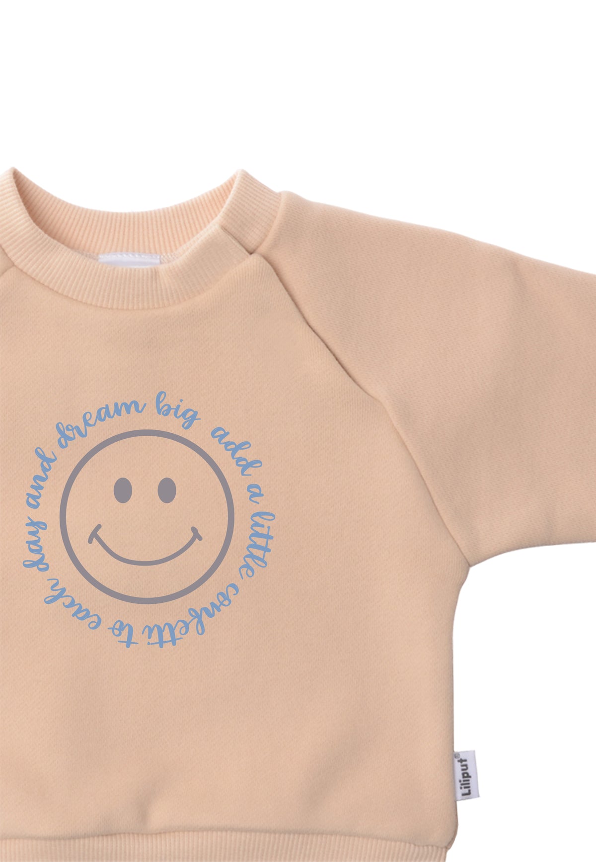 Detailaufnahme Ausschnitt des beigen Sweatshirts mit dezentem Frontprint und verstecketn Druckknöpfen am Hals.
