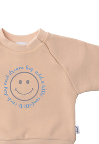 Detailaufnahme Ausschnitt des beigen Sweatshirts mit dezentem Frontprint und verstecketn Druckknöpfen am Hals.