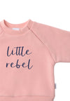 Detailaufnahme des rosa Sweatshirts mit versteckten Druckknöpfen am Halsausschnitt und Print "little rebel" in dunkel blau.